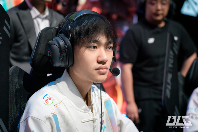 在禁区内抢 在禁区内抢